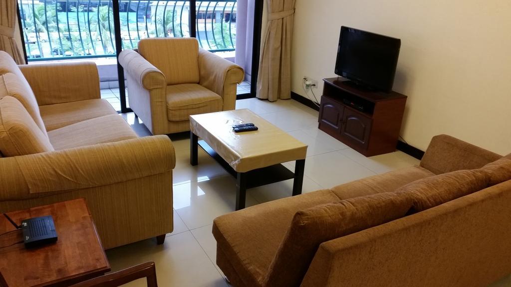 Marina Court Kota Kinabalu- Bigger Group Stay Together- 6 Bedroom Apartments Room photo