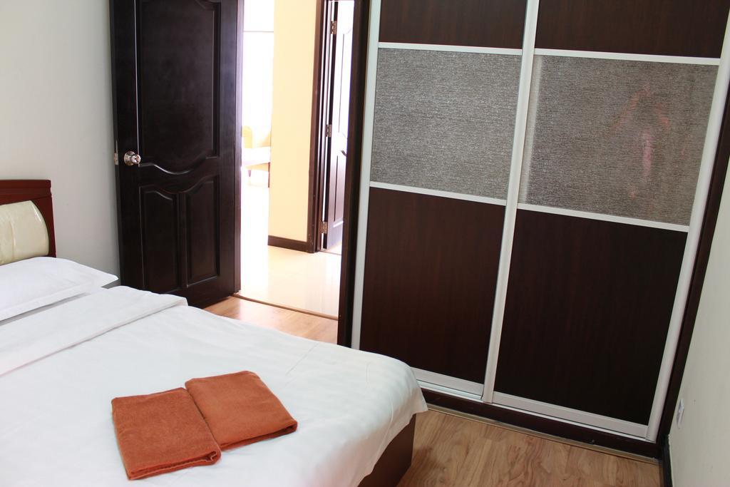 Marina Court Kota Kinabalu- Bigger Group Stay Together- 6 Bedroom Apartments Room photo
